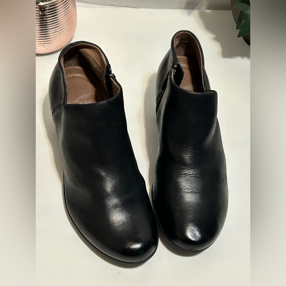 Dansko Black Leather Booties 38 VGUC